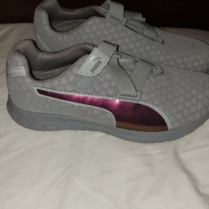 Women's size 8 puma shoes never worn.